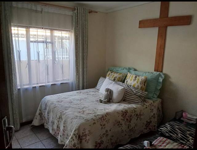 5 BEDROOM HOUSE FOR SALE IN DIEPKLOOF ZONE 4
